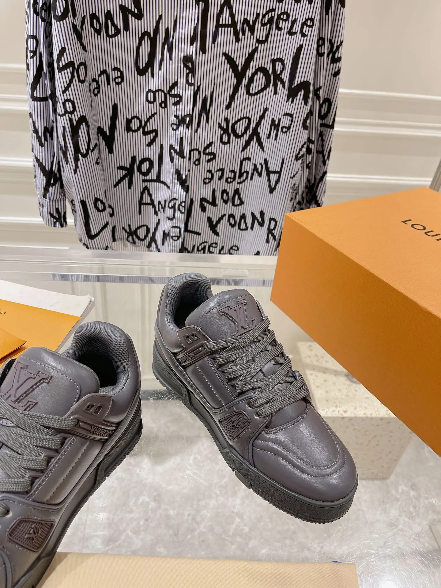 👟👟Ex-factory price 840👟👟 Top version #couple style 2024 hot LV 𝘁𝗿𝗮𝗶𝗻𝗲𝗿 series of the latest couple style sneakers, the quality has been upgraded again, the details are awesome, it just doesn’t look too good! The model was sold out immediately within ten minutes of the official website going on sale. TPU outsole, mold fee is 2w+. The texture is comparable to the original version. The feet are made of polymeter micro-material and breathable British mesh. The details are the same as the original version. Please pay attention to distinguish the currency materials on the market. Size: Female 35-39, Male 39-45M